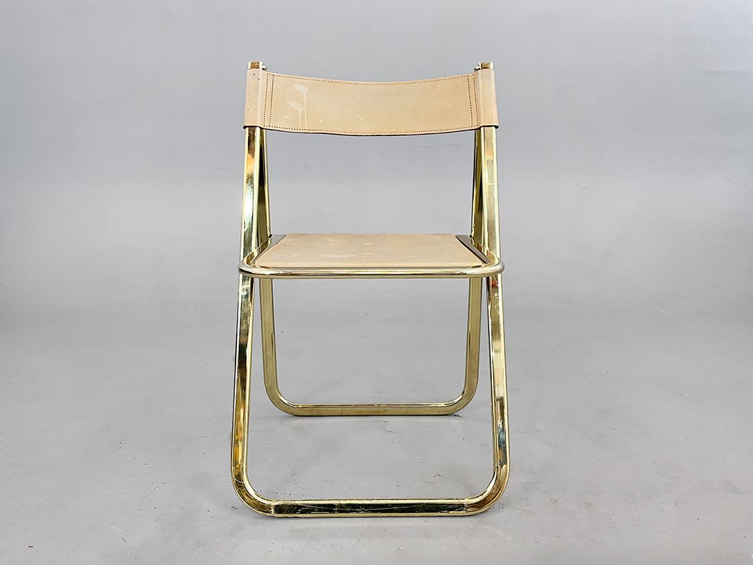 Foto Golden Rimmed Foldable Chair covered in Plastic