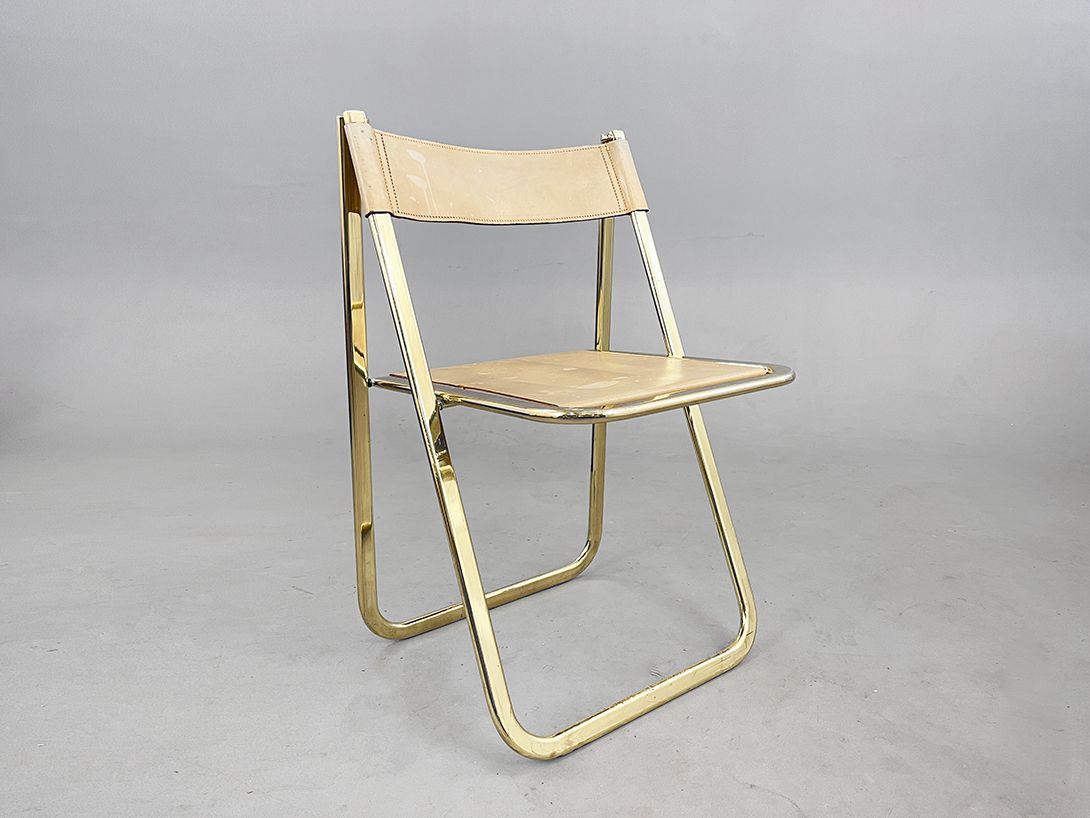 Foto Golden Rimmed Foldable Chair covered in Plastic