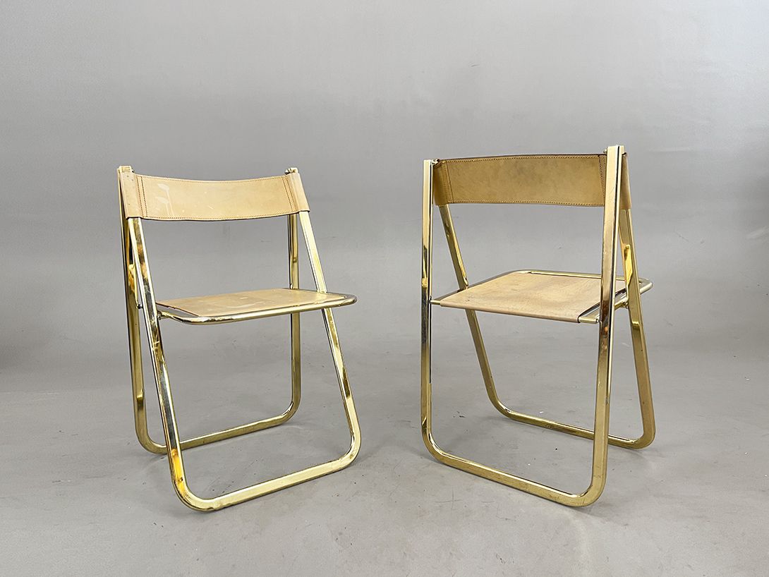 Foto Golden Rimmed Foldable Chair covered in Plastic