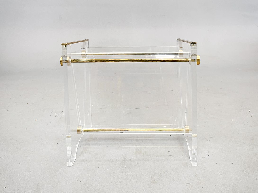 Foto Acrylic and Gold Newspaper Rack h37x30x40