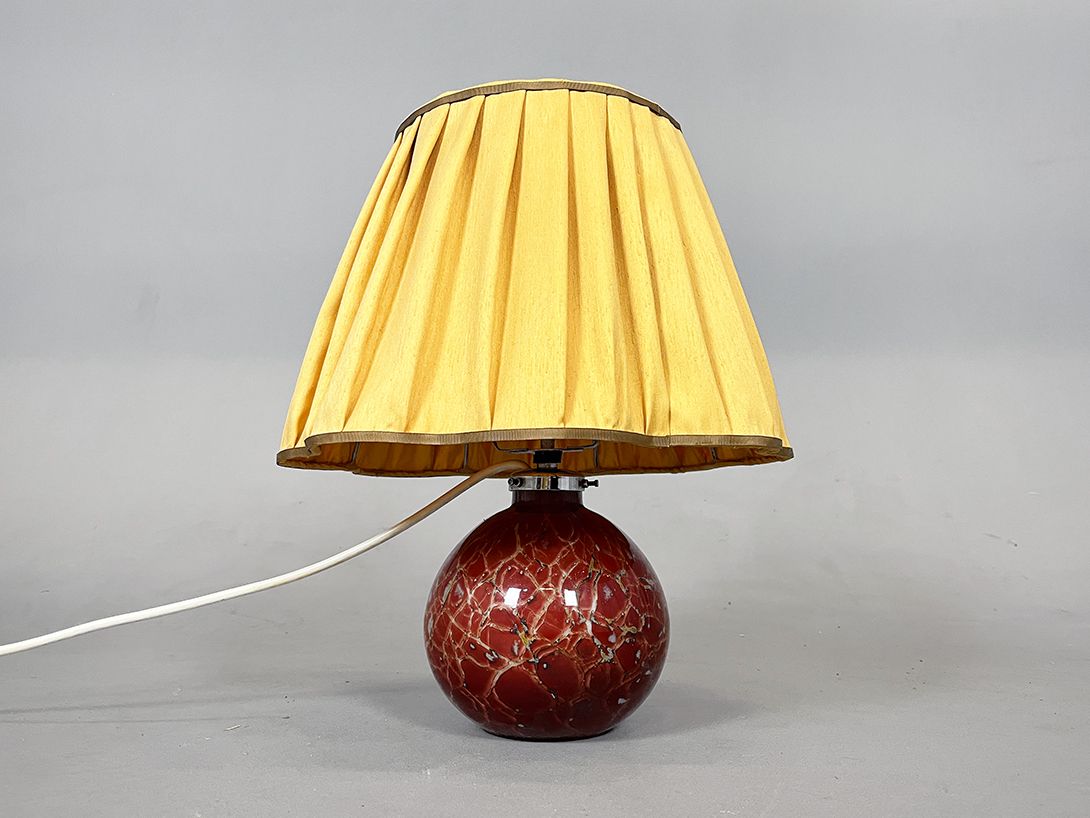 Foto Glowing Glass Bulb Table Lamp with Yellow Shade h41