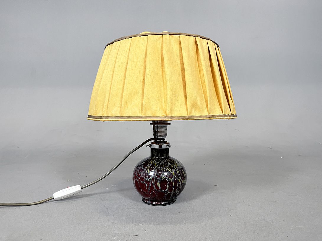 Foto Glowing Glass Bulb Table Lamp with Yellow Shade h40