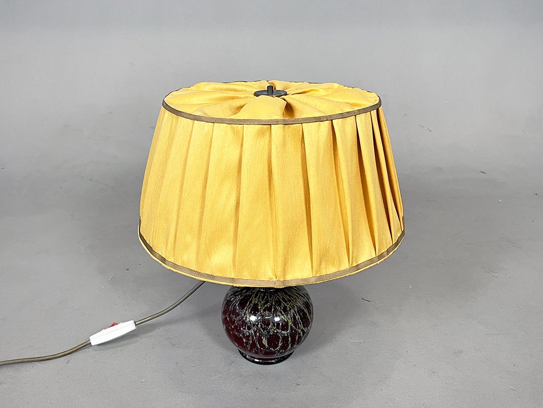 Foto Glowing Glass Bulb Table Lamp with Yellow Shade h40