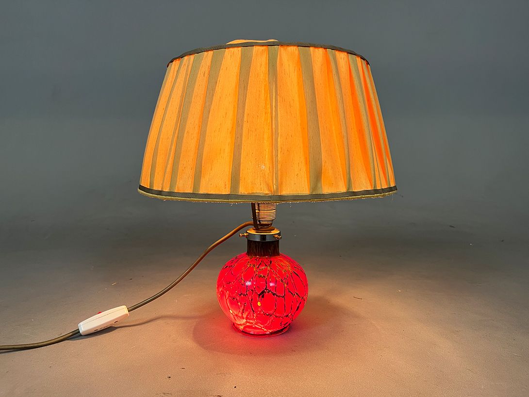 Foto Glowing Glass Bulb Table Lamp with Yellow Shade h40