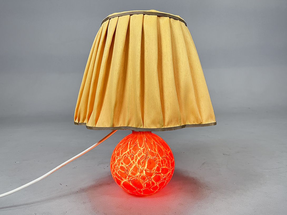 Foto Glowing Glass Bulb Table Lamp with Yellow Shade h41