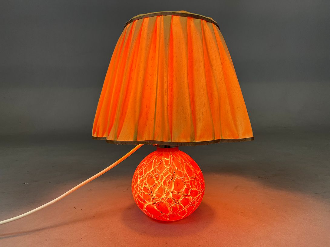 Foto Glowing Glass Bulb Table Lamp with Yellow Shade h41