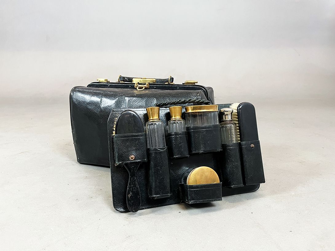 Foto Black Leather Cosmetic Bag for Men Including Utensils