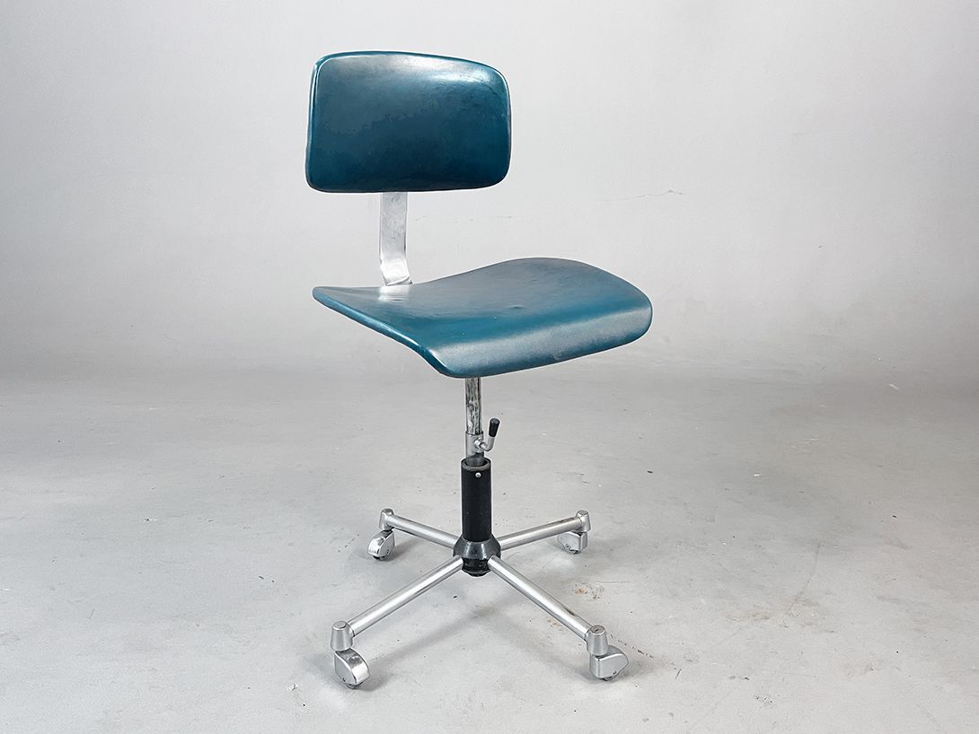 Foto Height Adjustable Petrol Office Chair on Rolls 1950s
