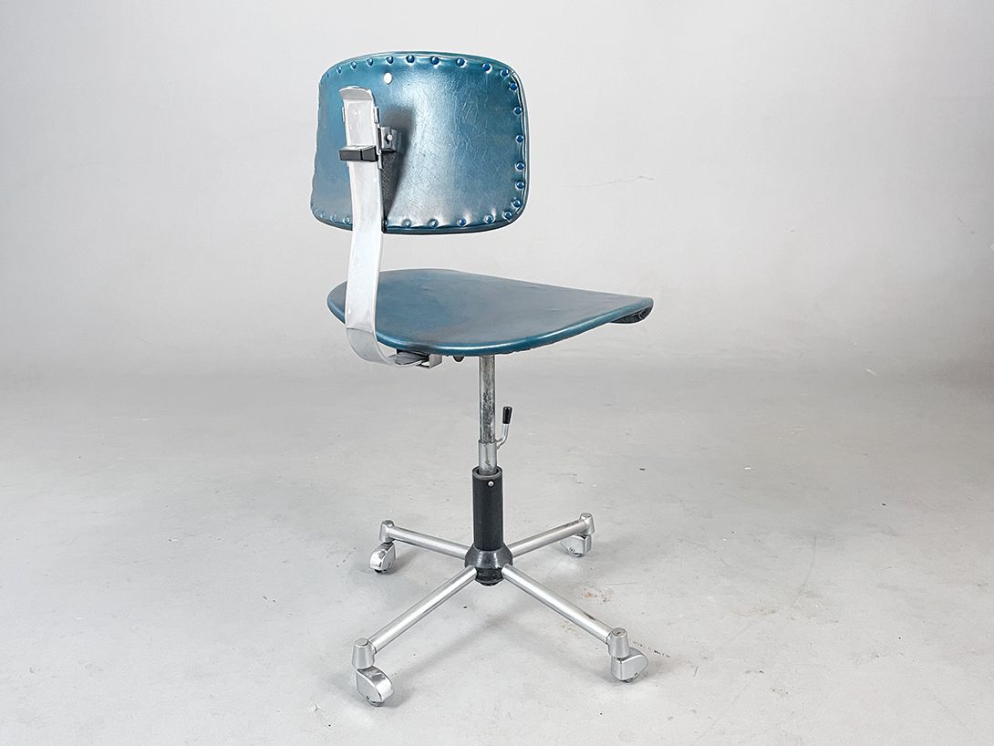 Foto Height Adjustable Petrol Office Chair on Rolls 1950s