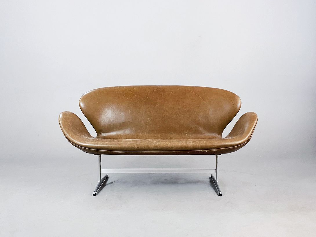 Foto Delicious Cognac Brown Swan Sofa by Arne Jacobsen