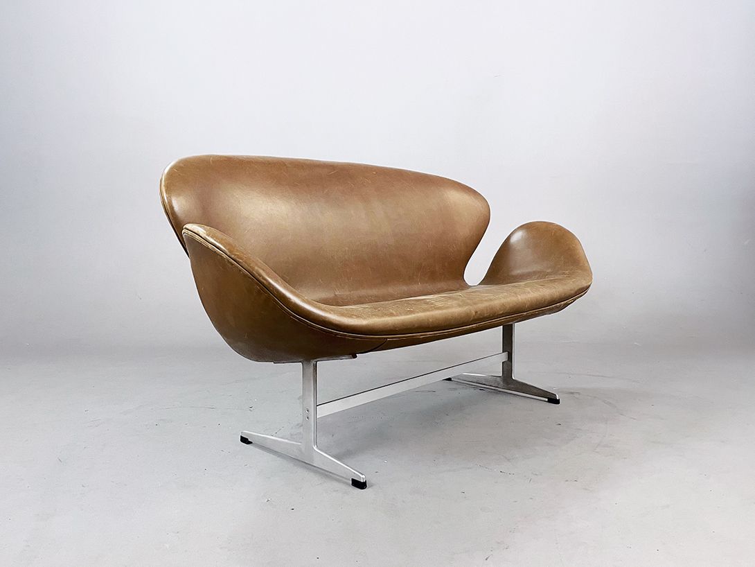 Foto Delicious Cognac Brown Swan Sofa by Arne Jacobsen