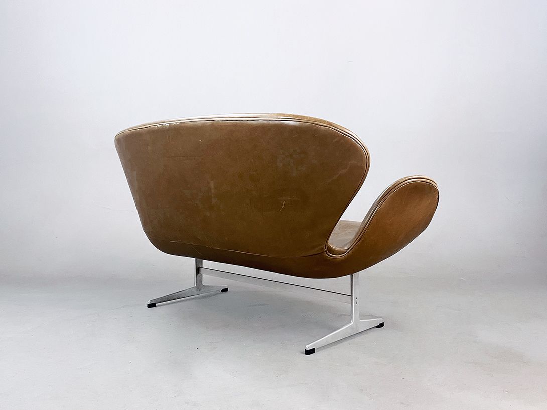 Foto Delicious Cognac Brown Swan Sofa by Arne Jacobsen