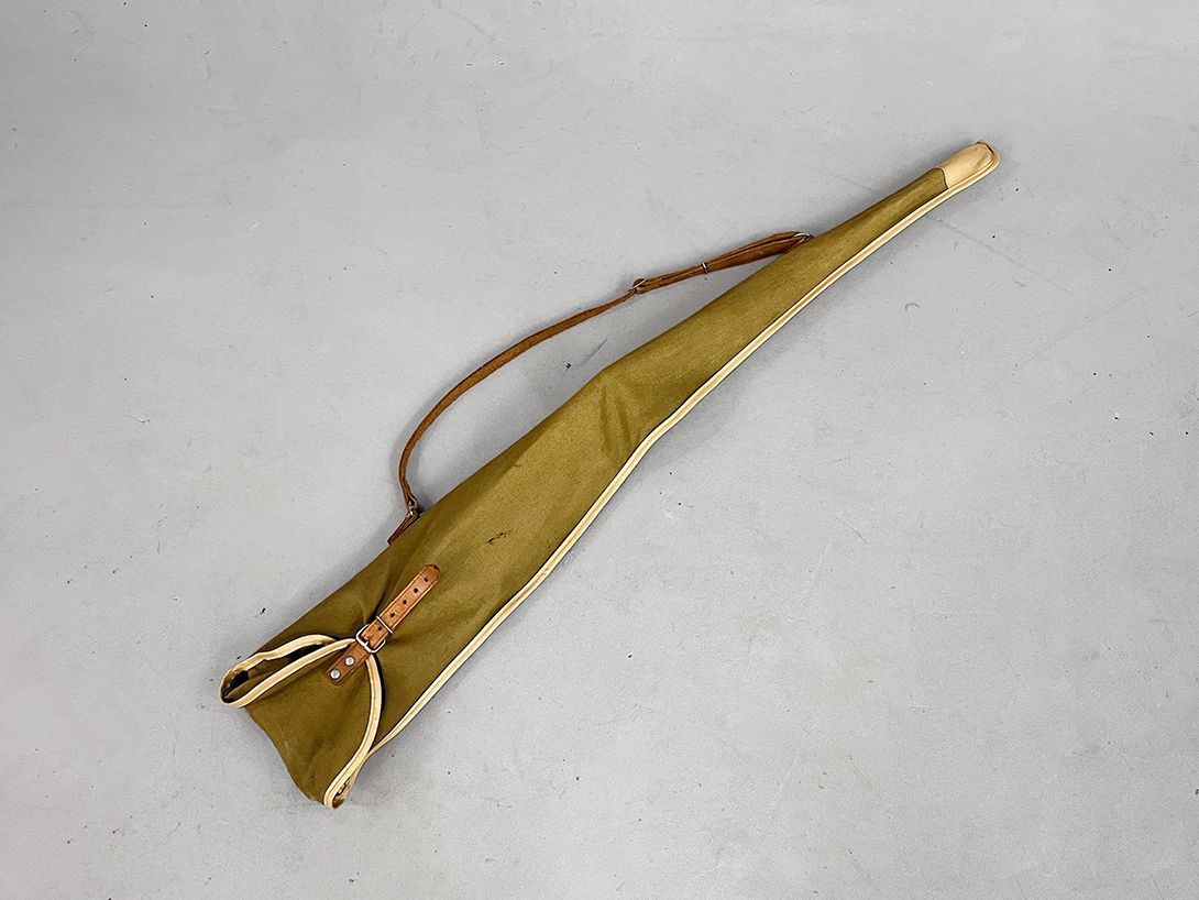 Foto Airgun Dummy with tailored shoulder bag 1950s 108cm
