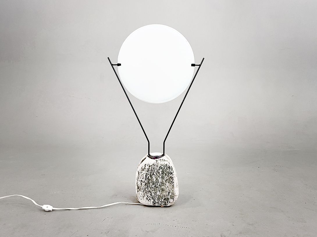 Foto Naturalistic Lamp with light reflecting Shade h71