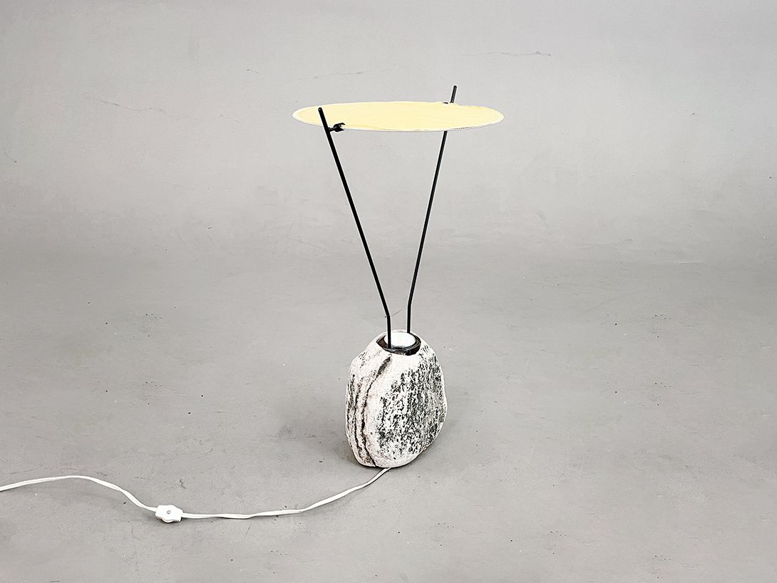 Foto Naturalistic Lamp with light reflecting Shade h71