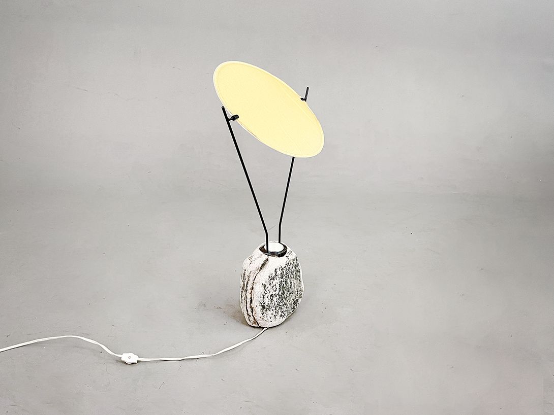 Foto Naturalistic Lamp with light reflecting Shade h71