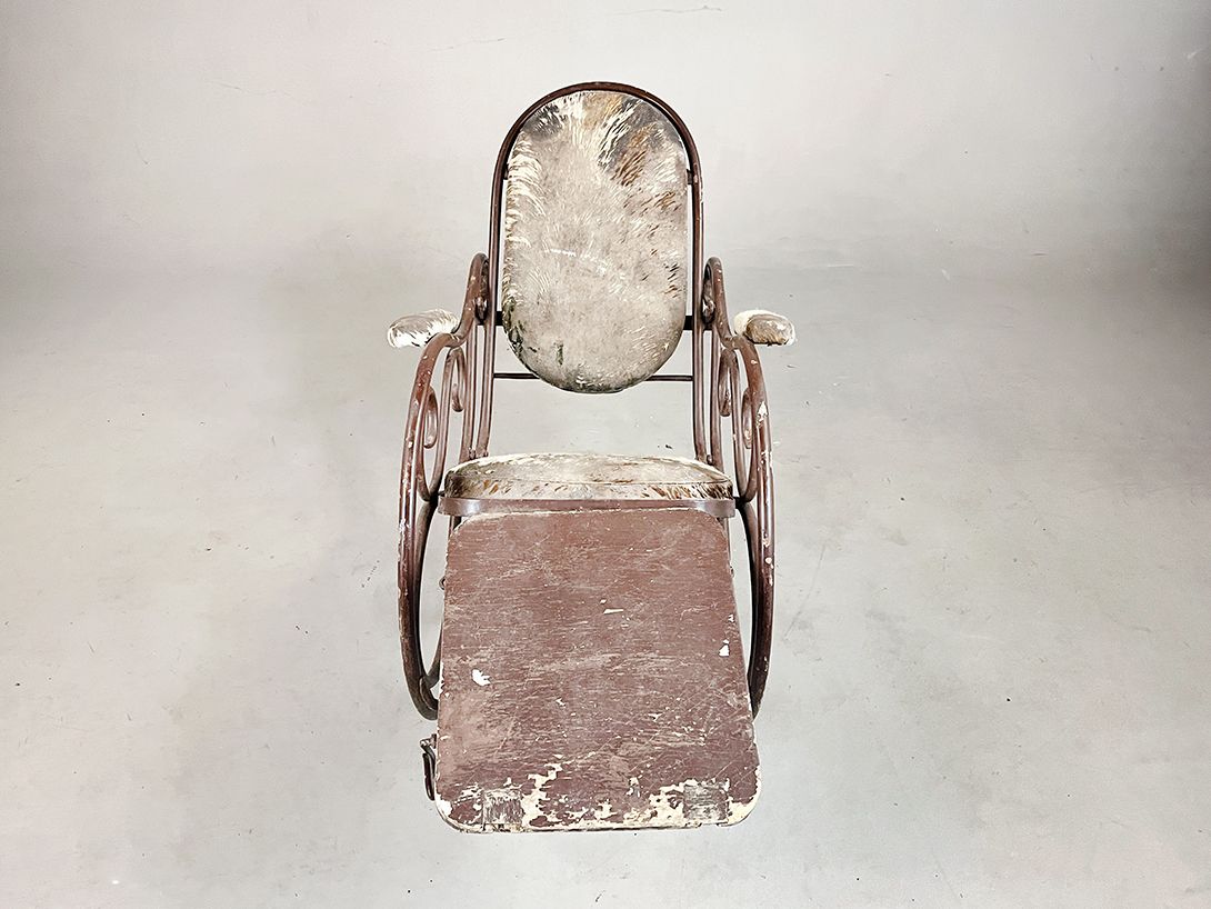 Foto Haunting Rocking Chair with worn down Fur h97x63x92