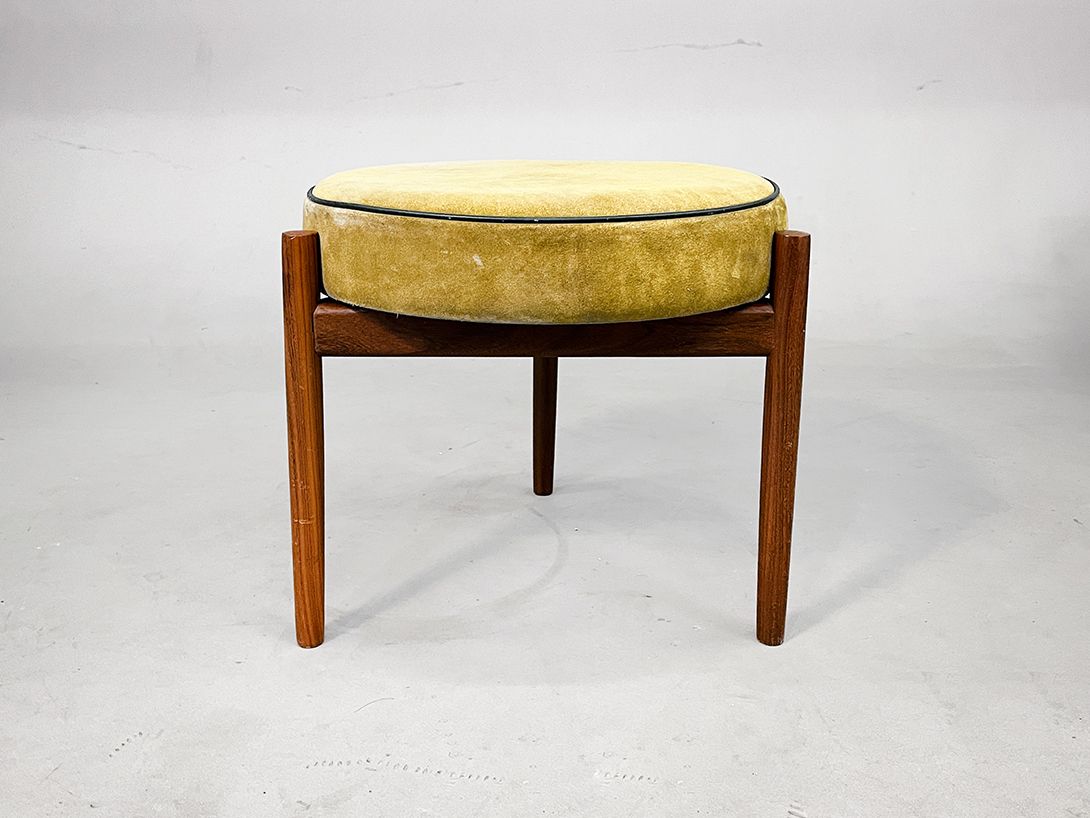Foto Three Legged Velvet Stool in Olive h40