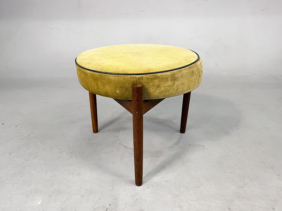 Foto Three Legged Velvet Stool in Olive h40
