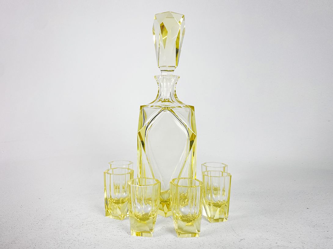 Foto Crystal Decanter Set made of Yellow Tinted Glass