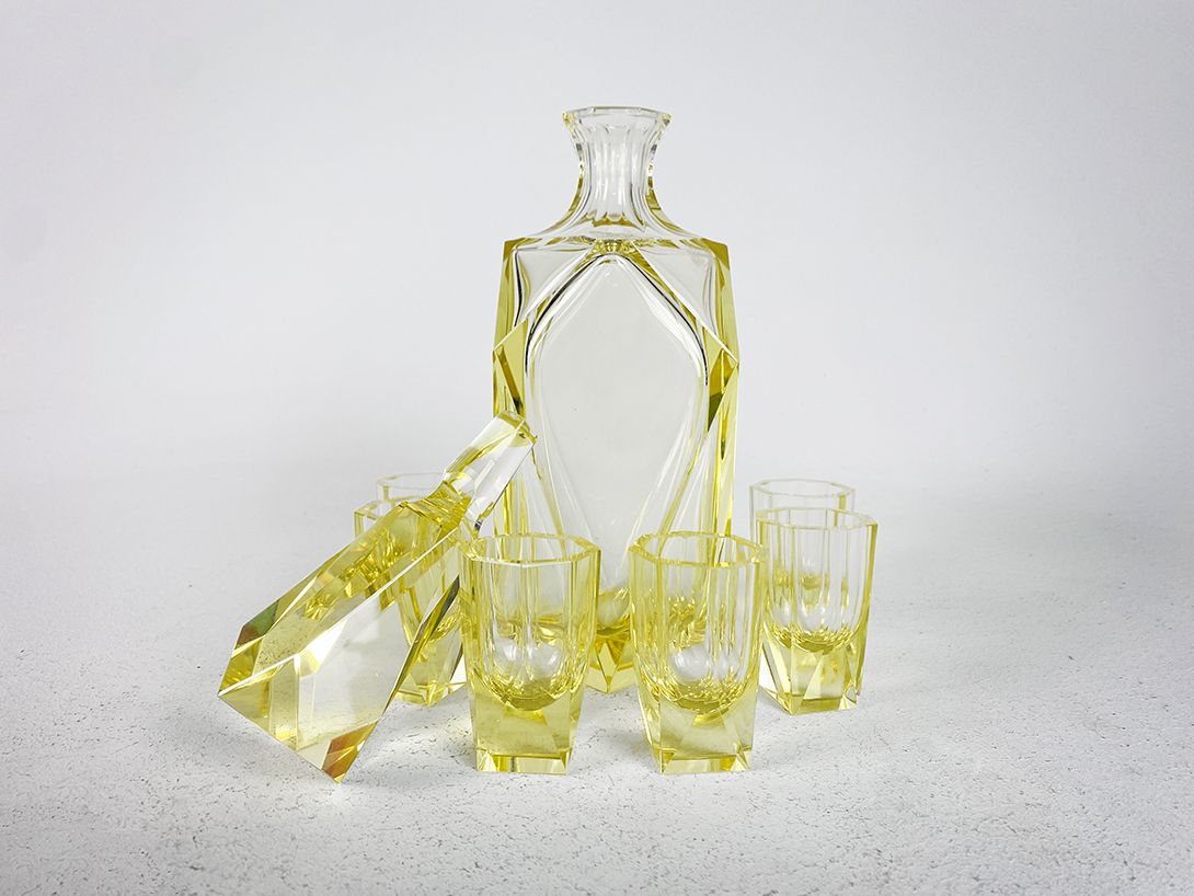 Foto Crystal Decanter Set made of Yellow Tinted Glass