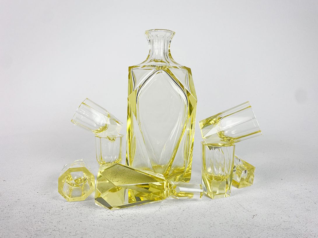 Foto Crystal Decanter Set made of Yellow Tinted Glass
