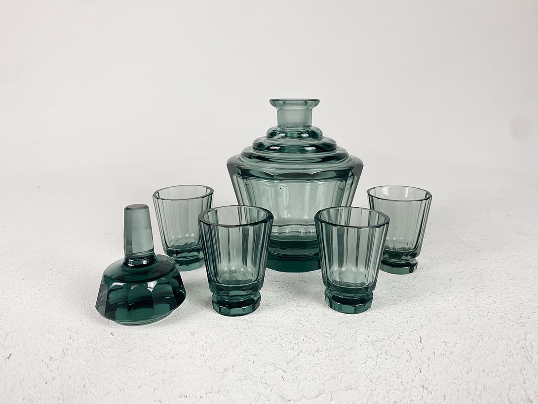 Foto Crystal Decanter Set made of Moss Green Tinted Glass