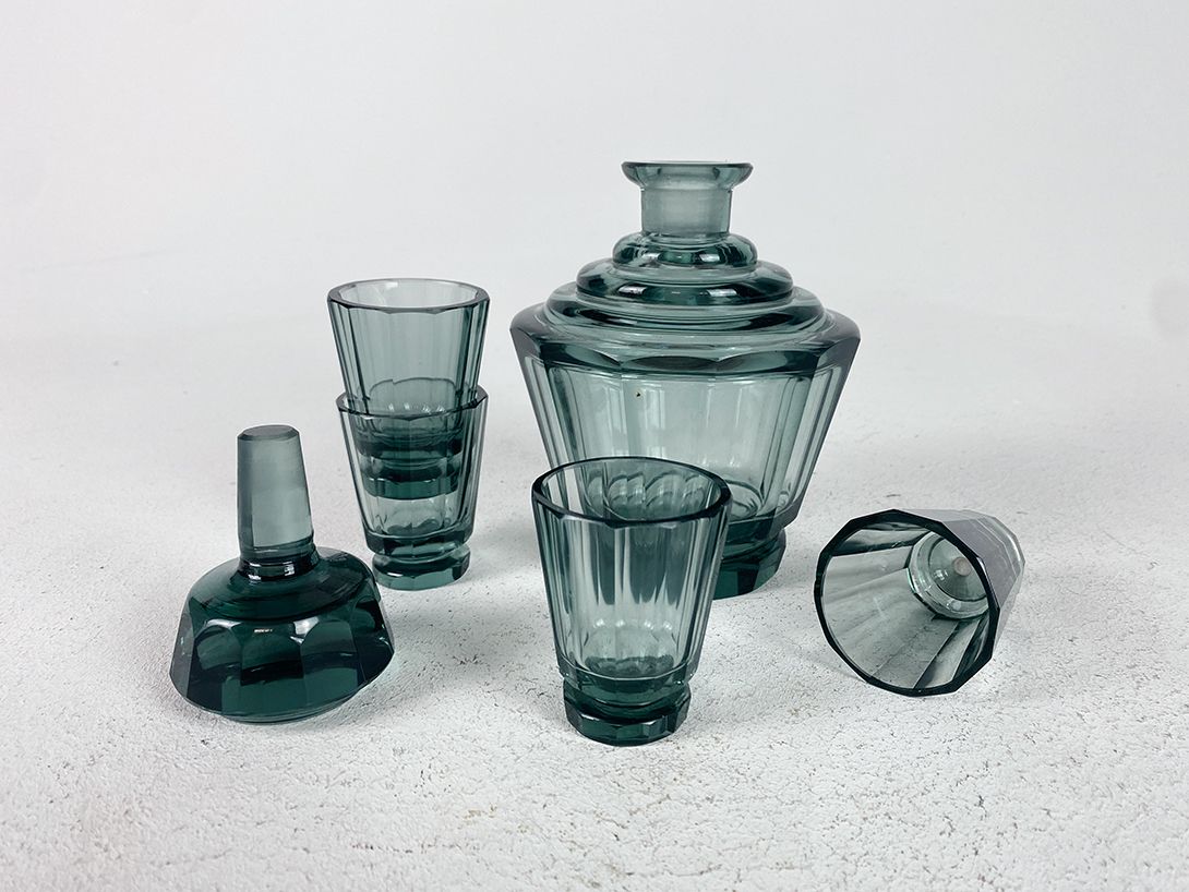 Foto Crystal Decanter Set made of Moss Green Tinted Glass