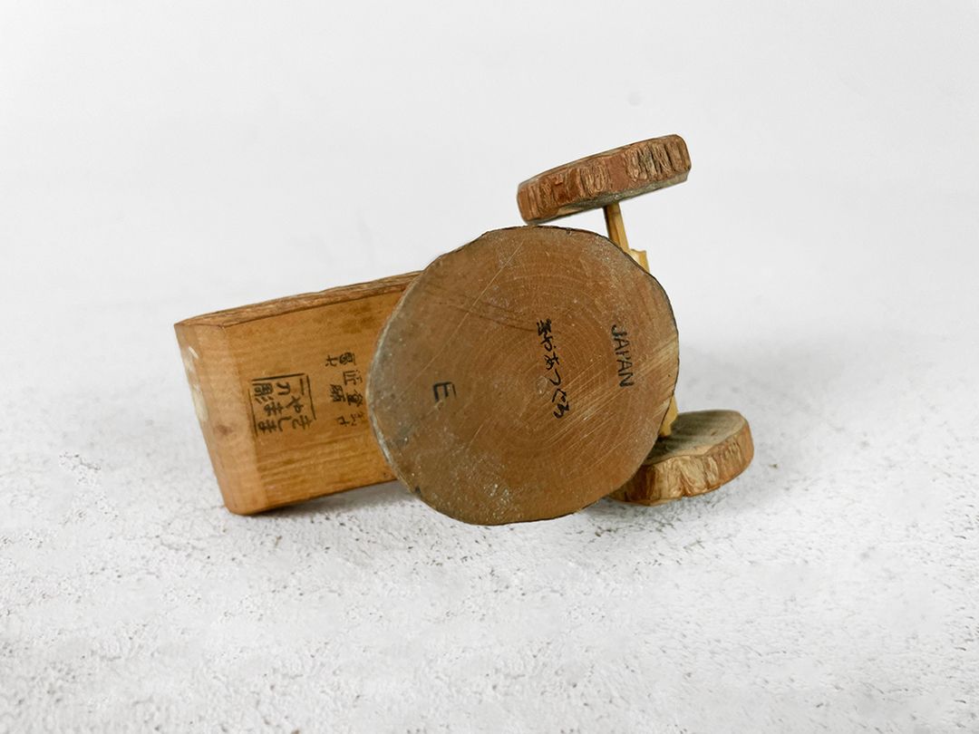 Foto Japanese Wooden Toy Bird on Rolls h9