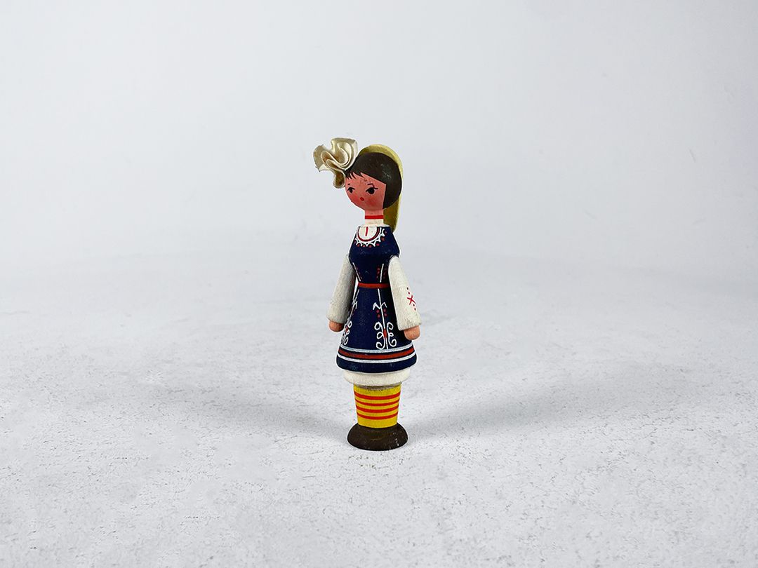 Foto Traditional Folk Figurine Woman h11