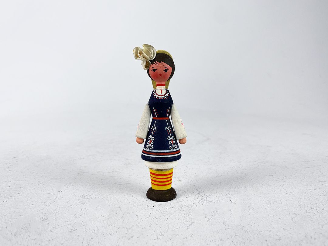 Foto Traditional Folk Figurine Woman h11