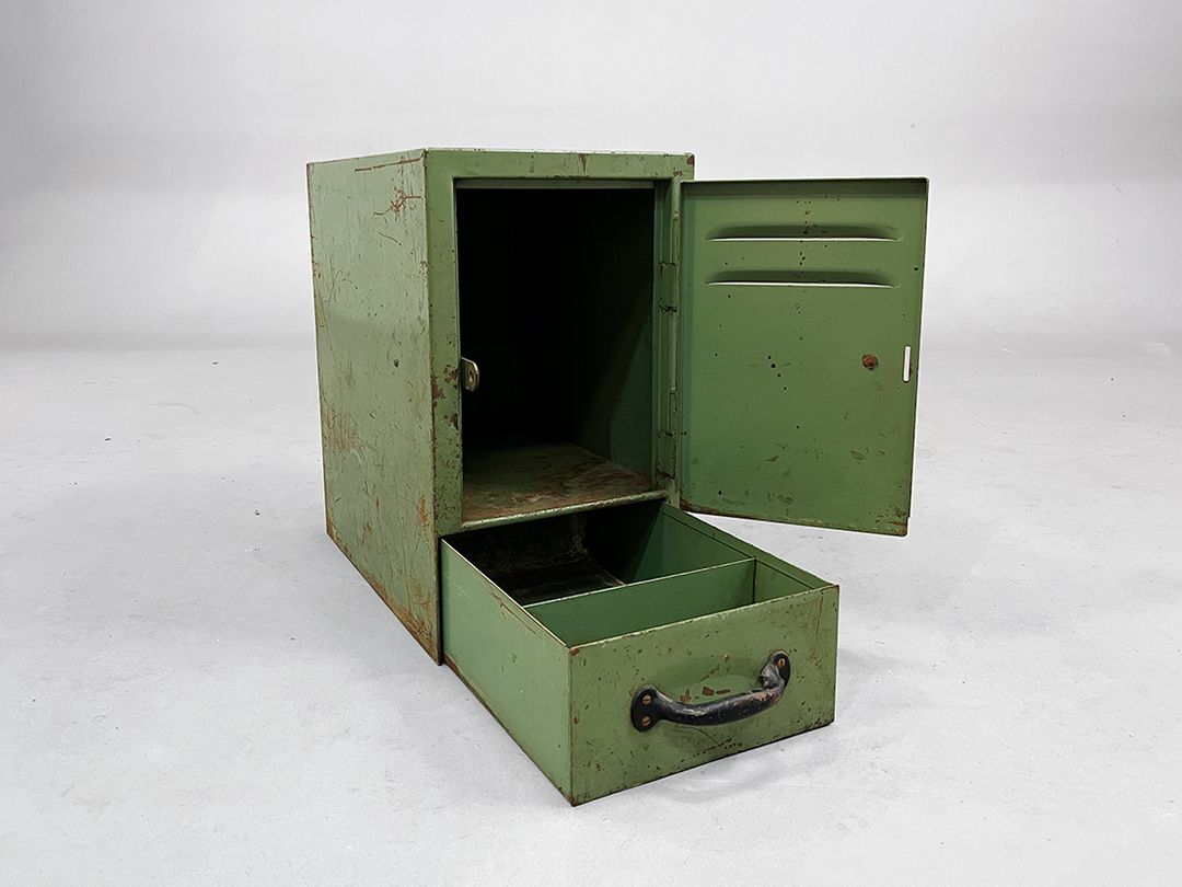 Foto Green Rusty Metal Locker h45x27x41