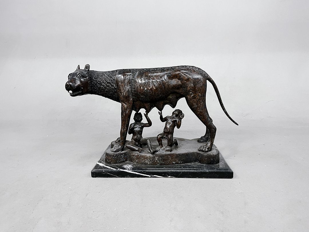 Foto Capitoline Wolf Mother Feeding Romulus and Remus On Marble Base h38