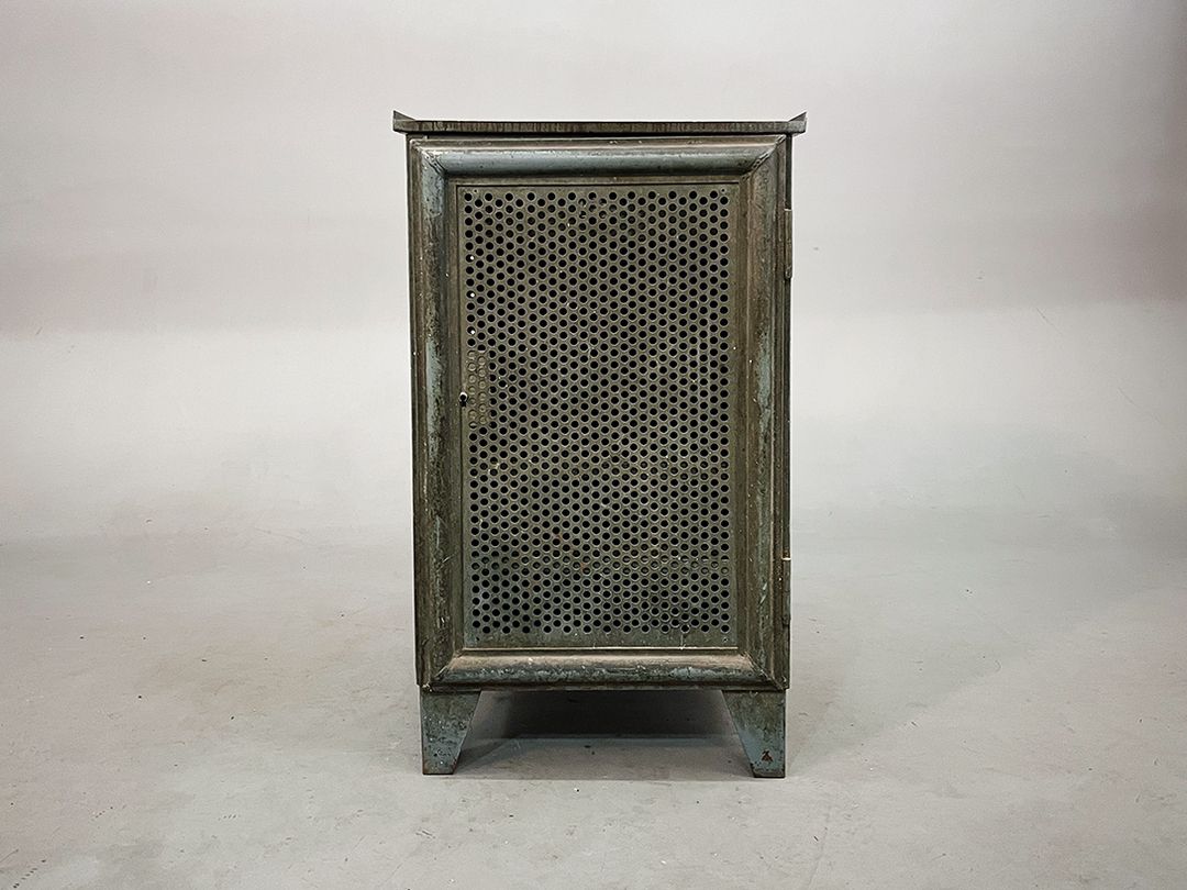 Foto Weathered Rustic Dark Green Industrial Locker h85