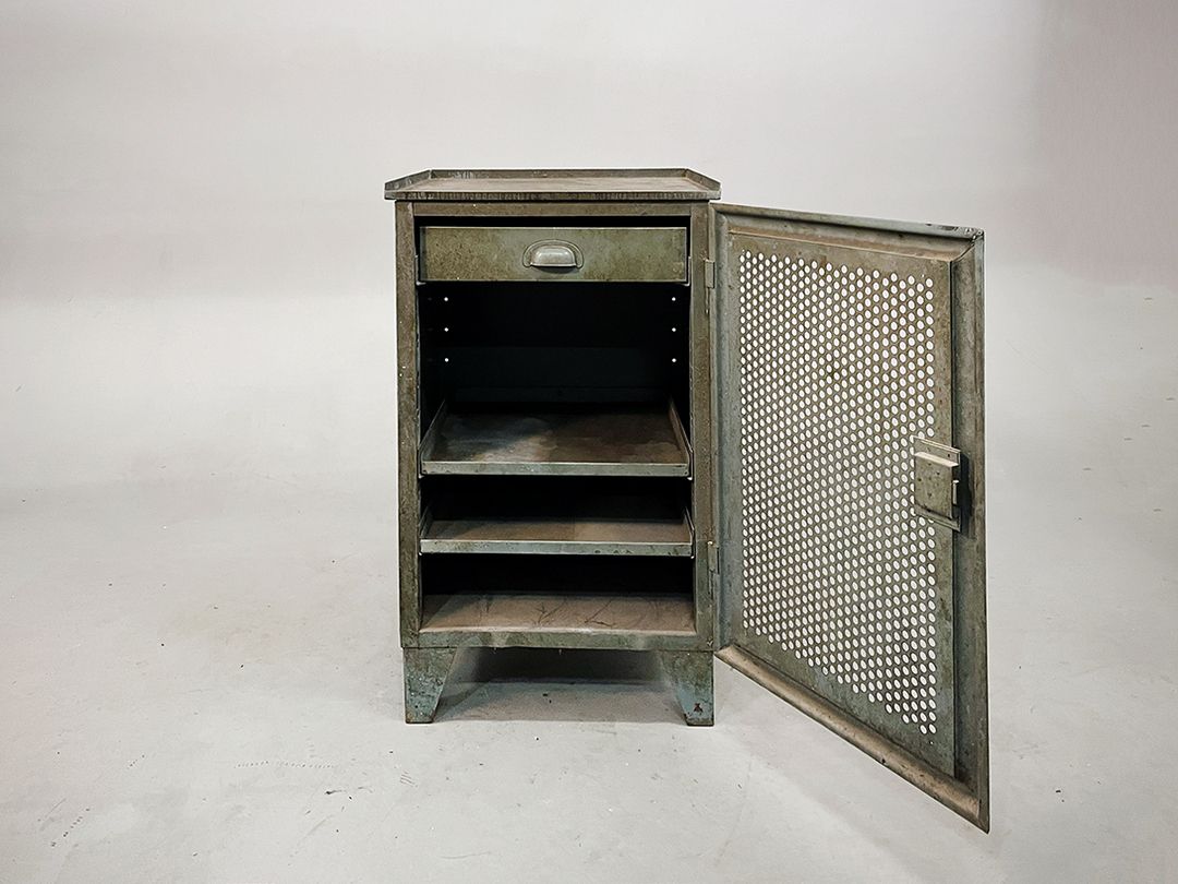 Foto Weathered Rustic Dark Green Industrial Locker h85