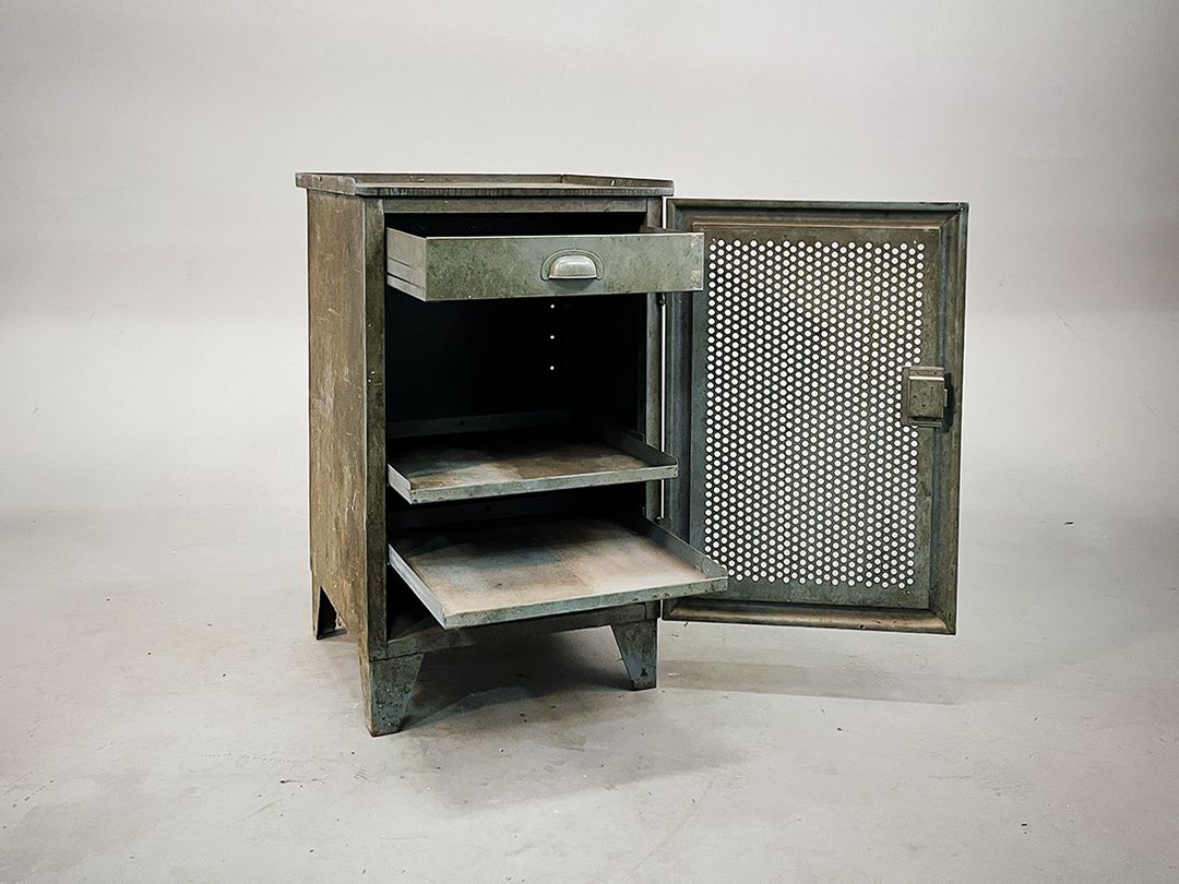 Foto Weathered Rustic Dark Green Industrial Locker h85