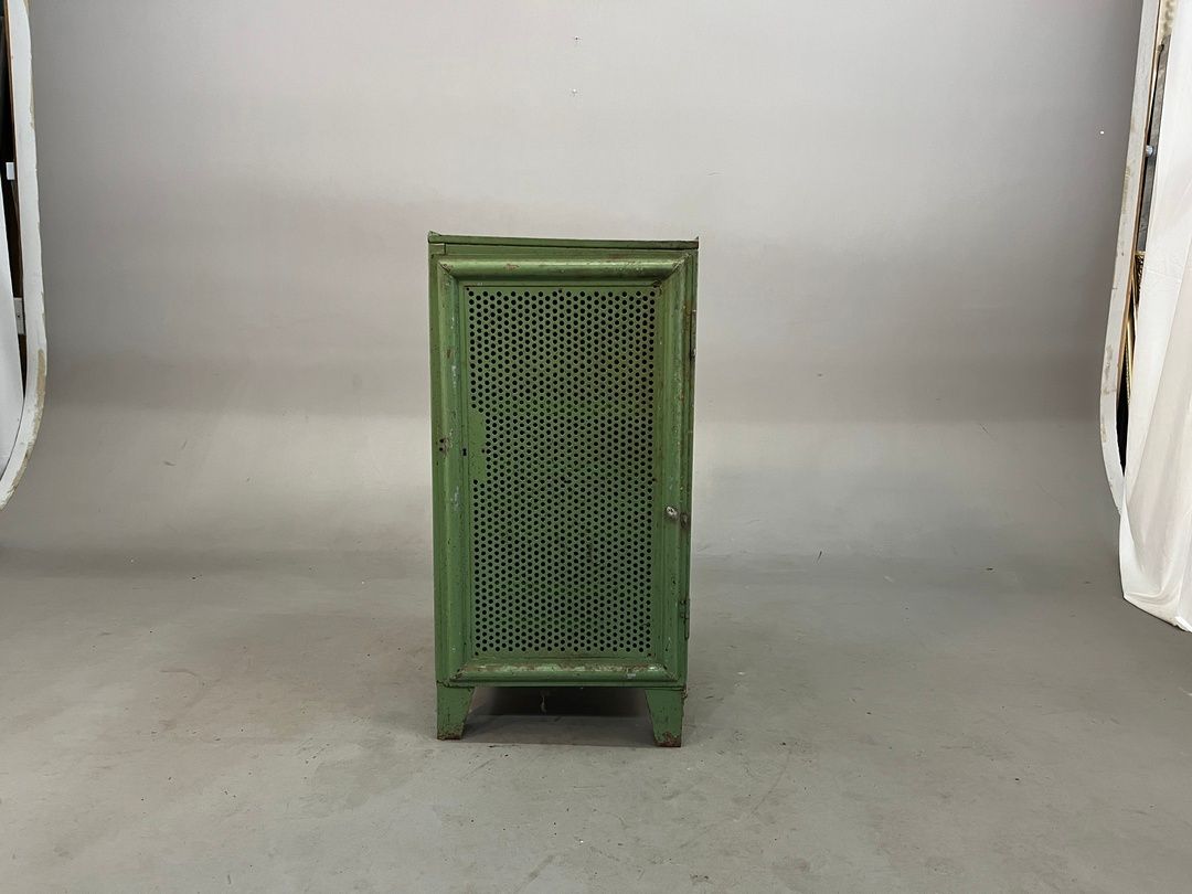 Foto Unusual Green Industrial Tool Cabinet With Drawers h101