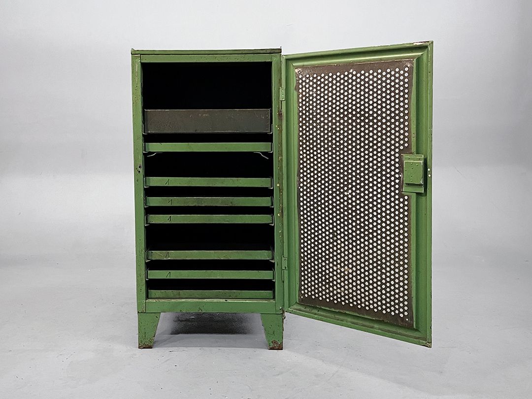 Foto Unusual Green Industrial Tool Cabinet With Drawers h101