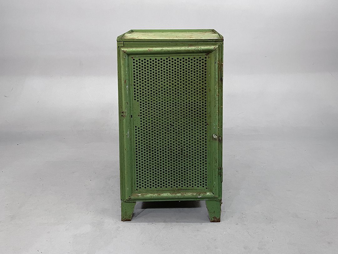 Foto Unusual Green Industrial Tool Cabinet With Drawers h101