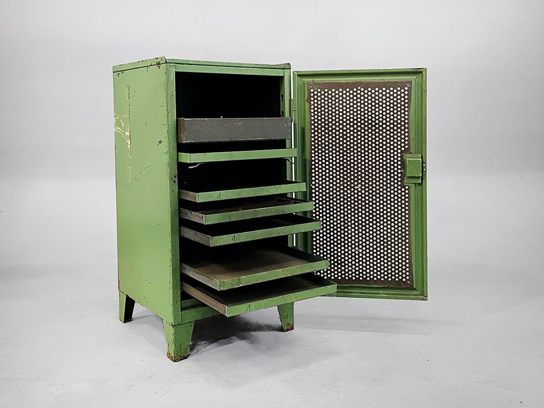 Foto Unusual Green Industrial Tool Cabinet With Drawers h101