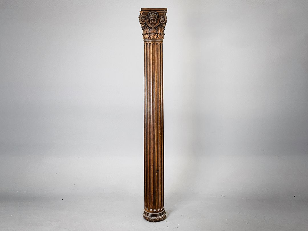 Foto Impressive Gothic Column With Carved Heads h2,58