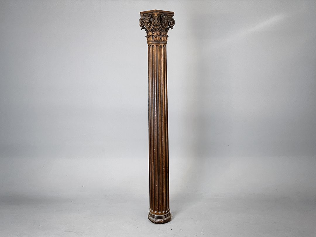 Foto Impressive Gothic Column With Carved Heads h2,58