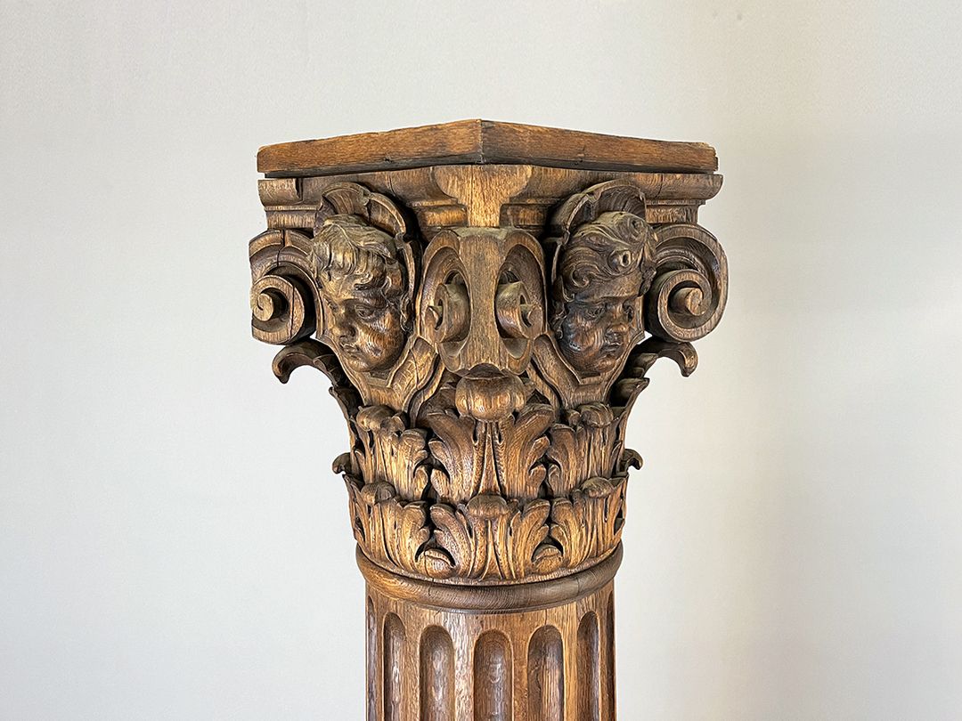 Foto Impressive Gothic Column With Carved Heads h2,58