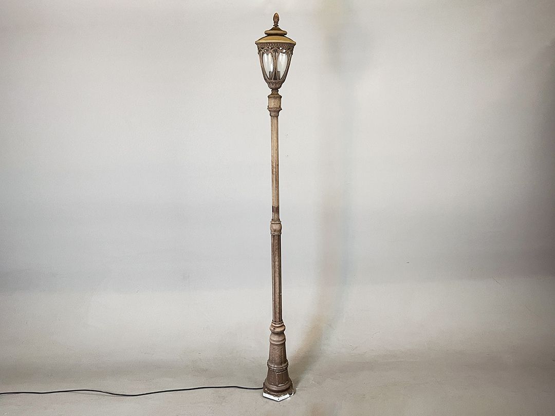Foto Huge Decorative Vintage Street Lamp Berlin 1920s
