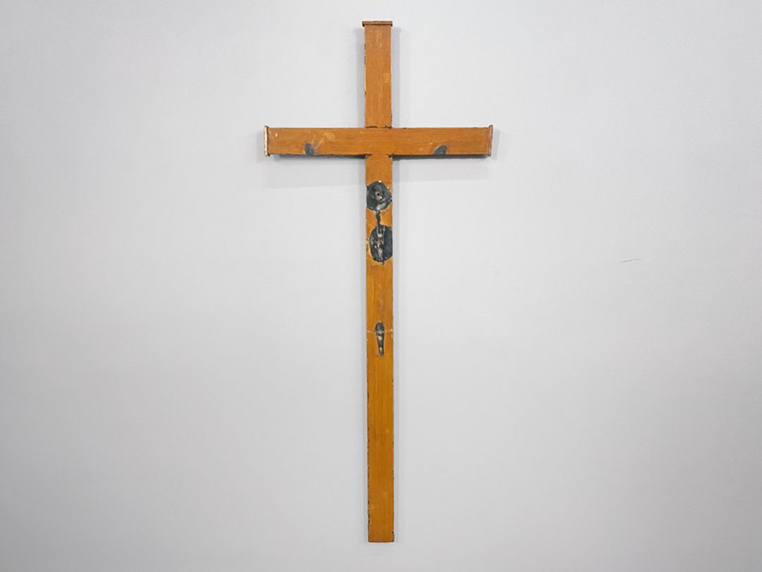 Foto Wooden Crucifix With Missing Jesus Figure h107