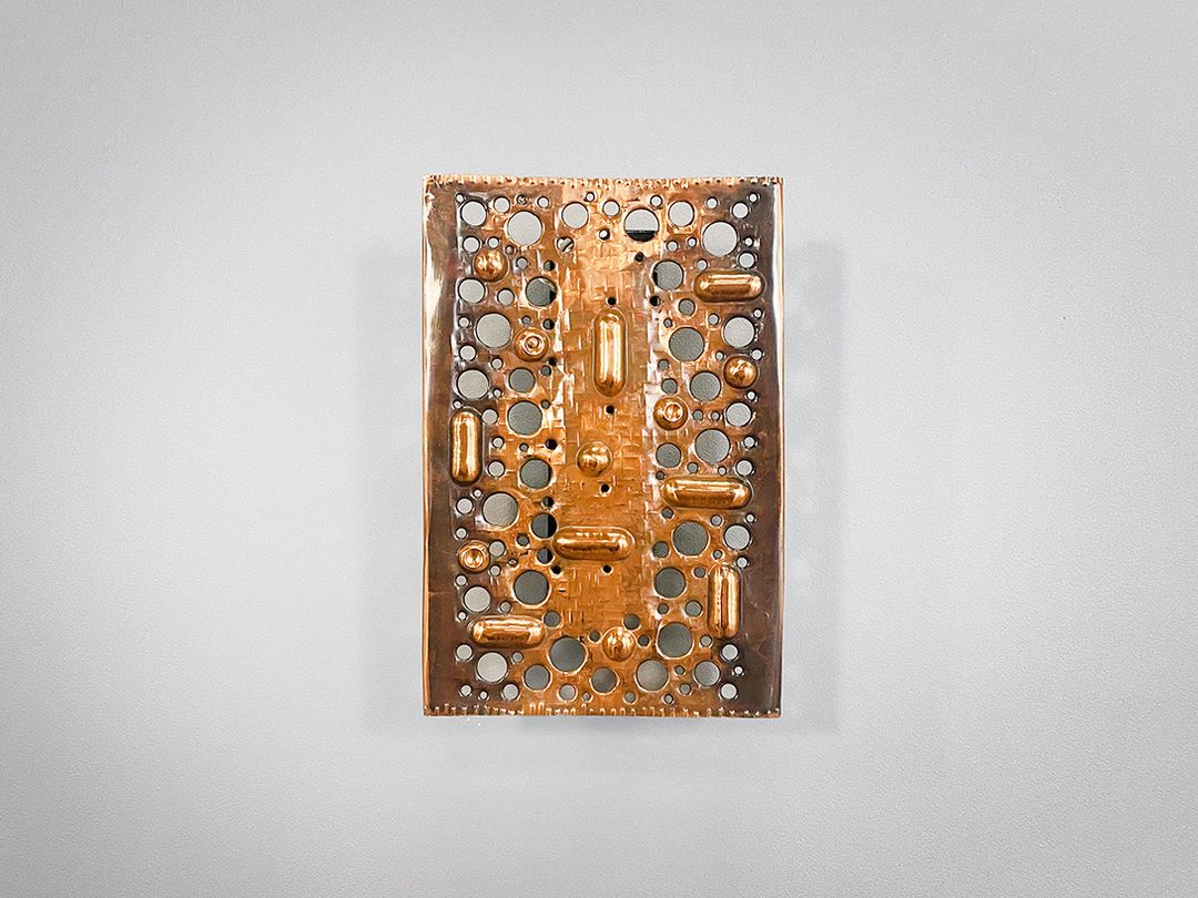 Foto Fancy Organic Copper Wall Lamp with Pill Reliefs and Many Holes in Various Sizes h30
