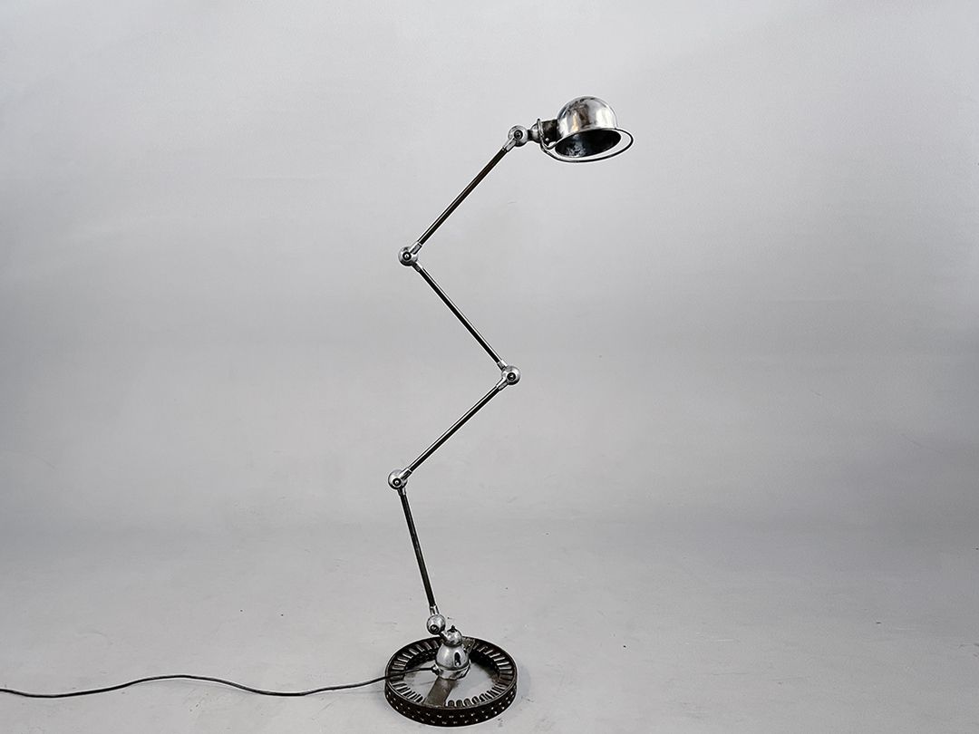 Foto Highly Adjustable in Height Industrial Floor Lamp for Various Uses A2