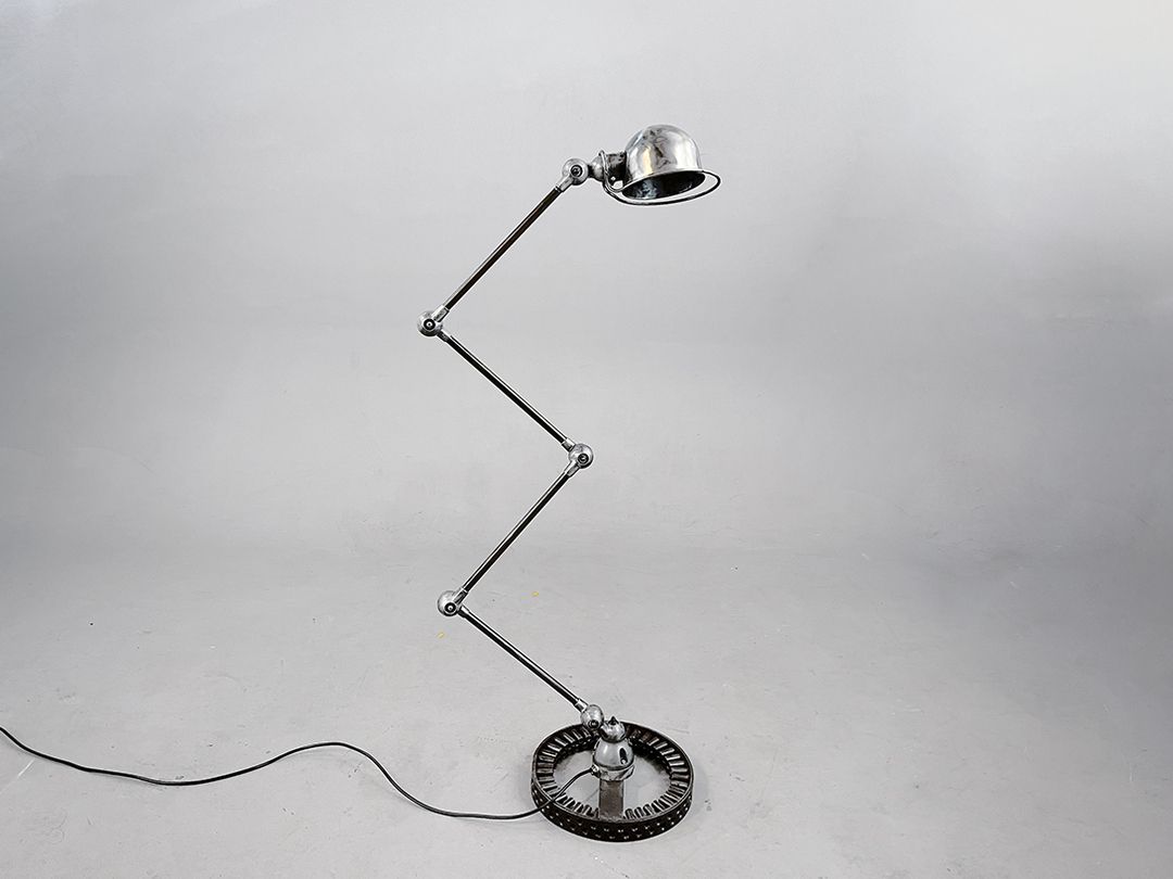 Foto Highly Adjustable in Height Industrial Floor Lamp for Various Uses A2