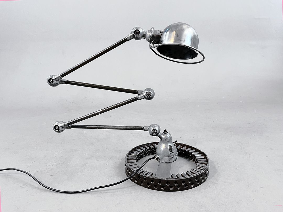 Foto Highly Adjustable in Height Industrial Floor Lamp for Various Uses A2