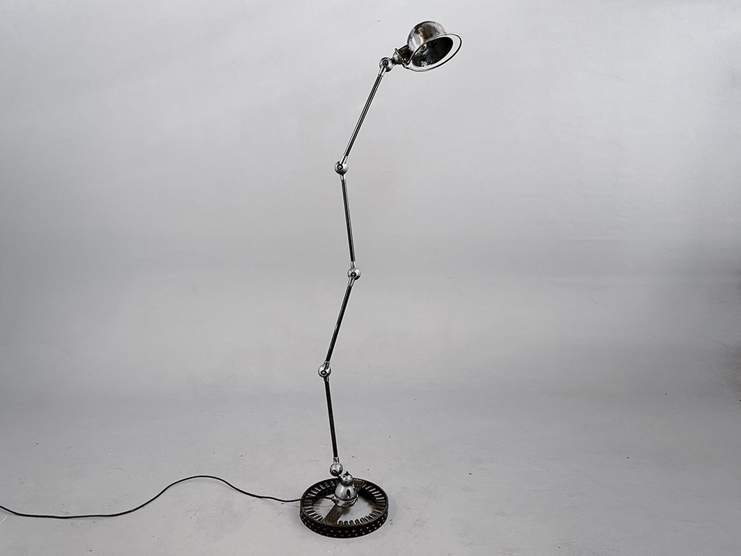 Foto Highly Adjustable in Height Industrial Floor Lamp for Various Uses A2